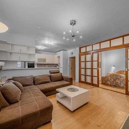 Huge Apartment Next To Train Station Close To The City Center Bratislava Dış mekan fotoğraf