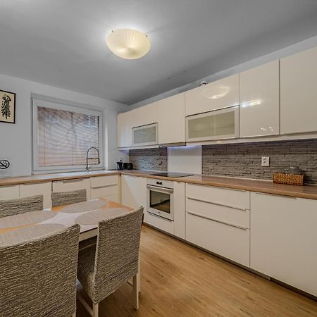 Huge Apartment Next To Train Station Close To The City Center Bratislava Dış mekan fotoğraf