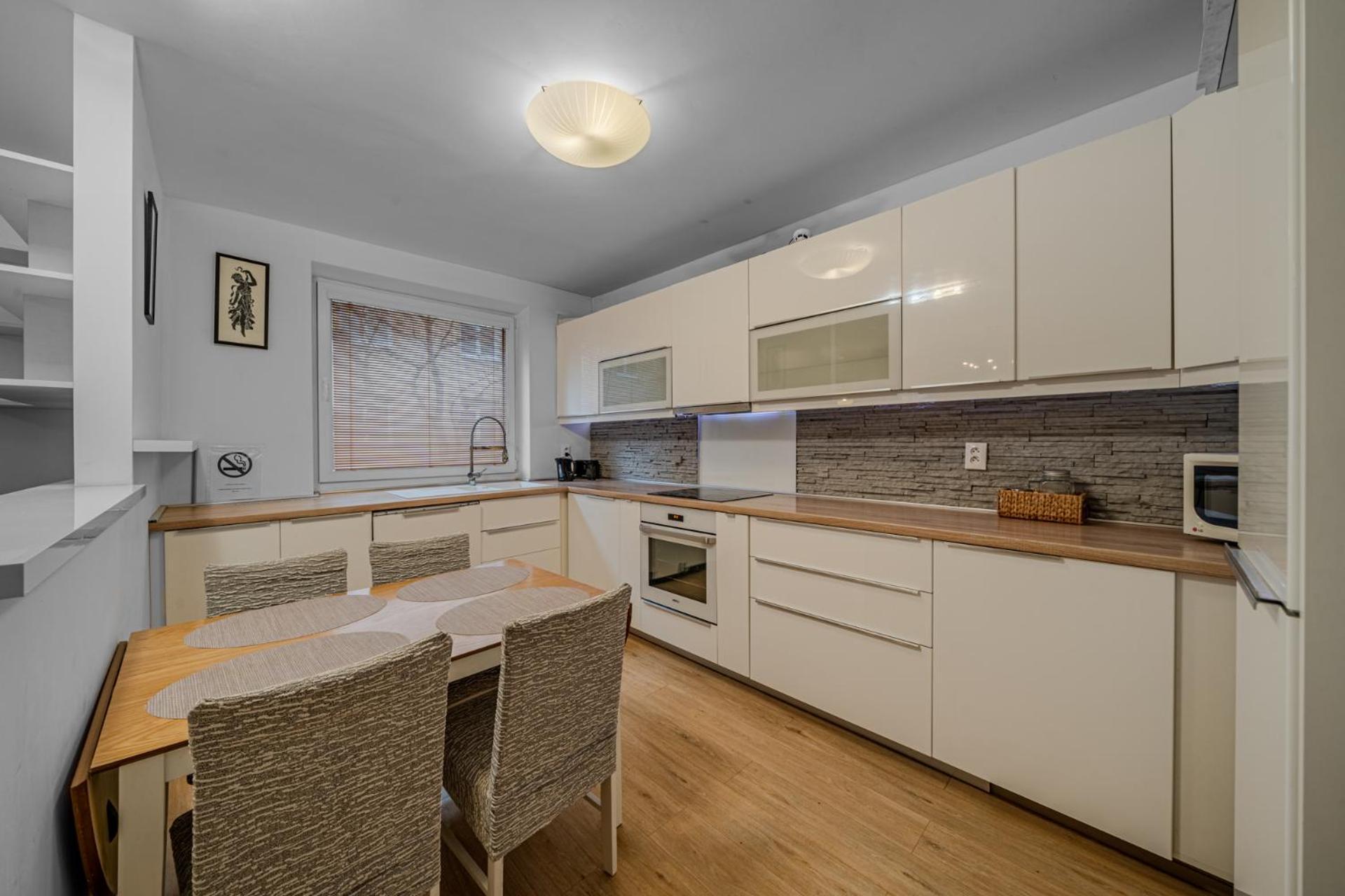 Huge Apartment Next To Train Station Close To The City Center Bratislava Dış mekan fotoğraf